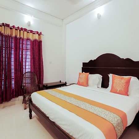 Oyo 4867 Royal Homes Alappuzha Buitenkant foto