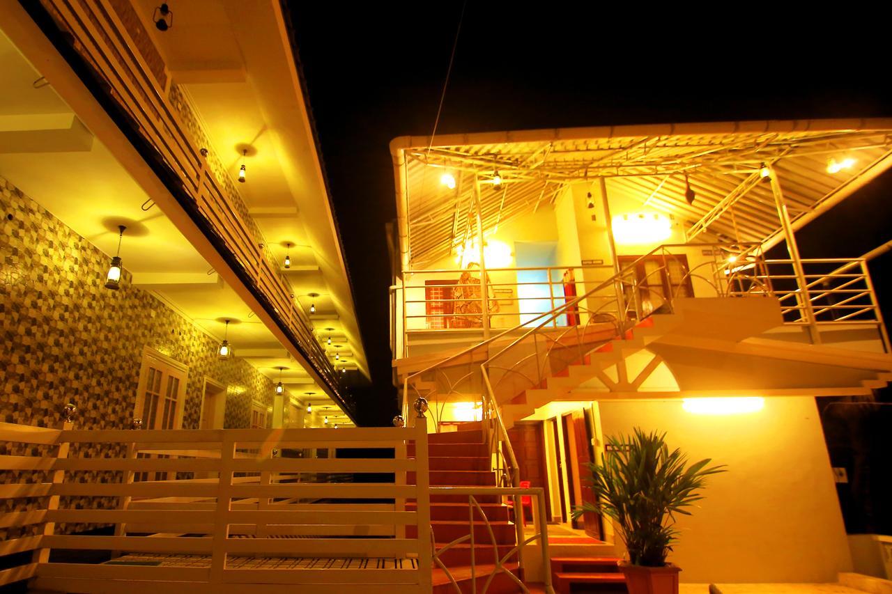 Oyo 4867 Royal Homes Alappuzha Buitenkant foto