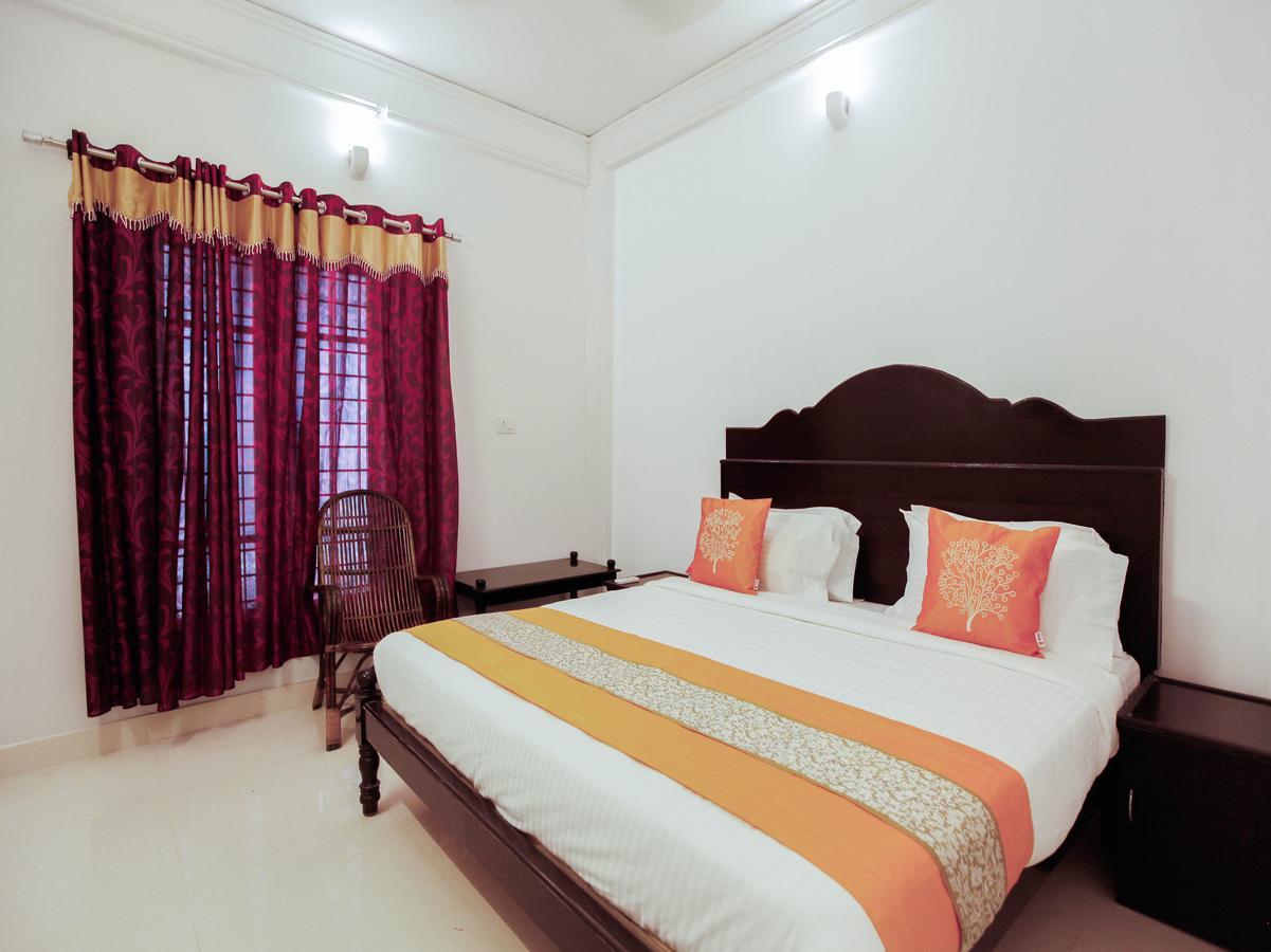 Oyo 4867 Royal Homes Alappuzha Buitenkant foto